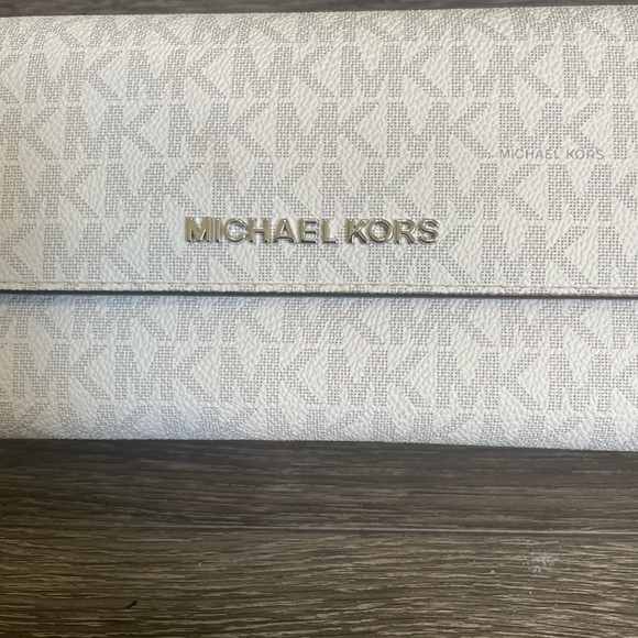 Michael Kors Trifold Wallet - Picture 2 of 15